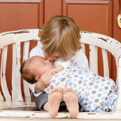 Infante dándole beso a bebé