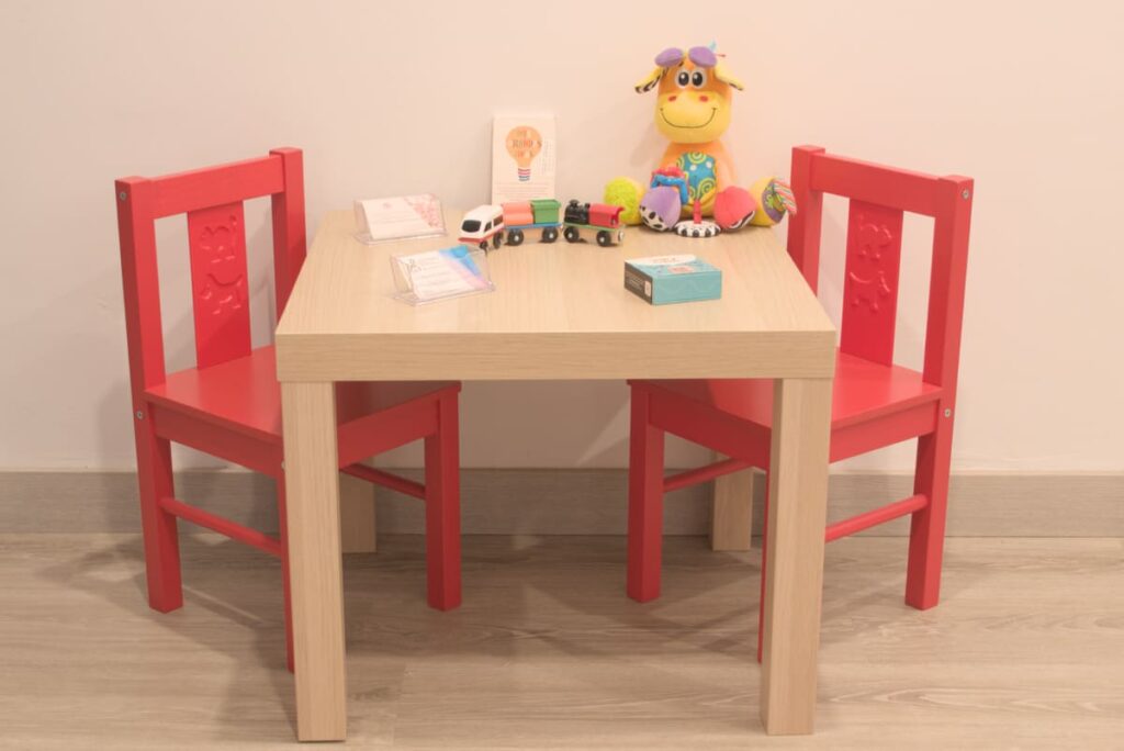 sillas rojas de niño junto a una mesa