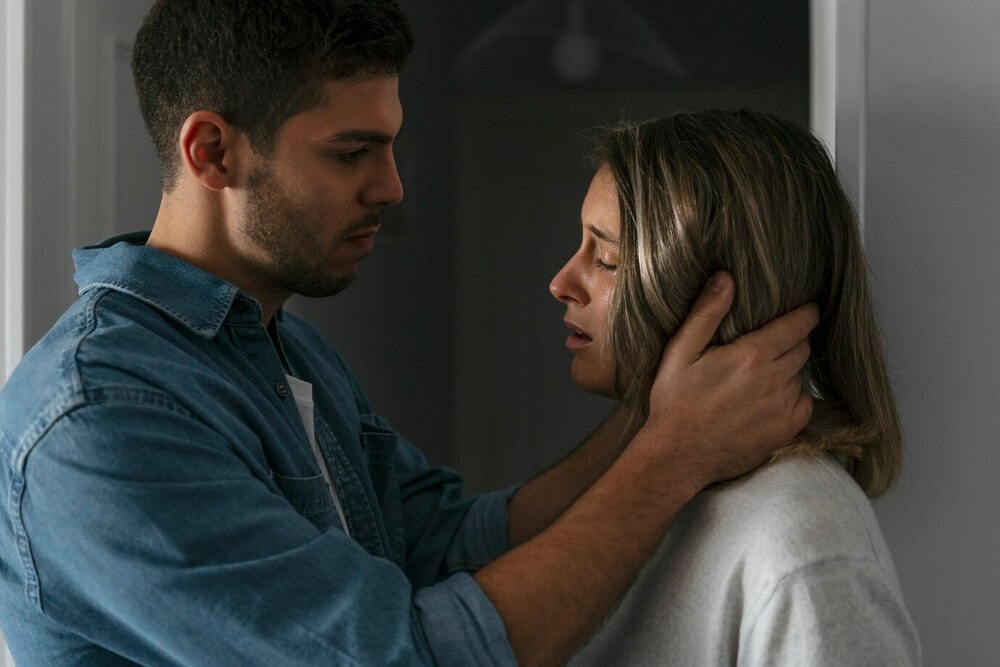 hombre mujer peleando casa