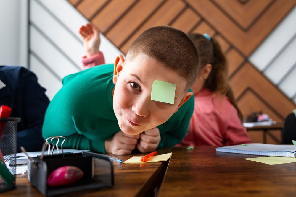 niños tiro medio aprendiendo escuela