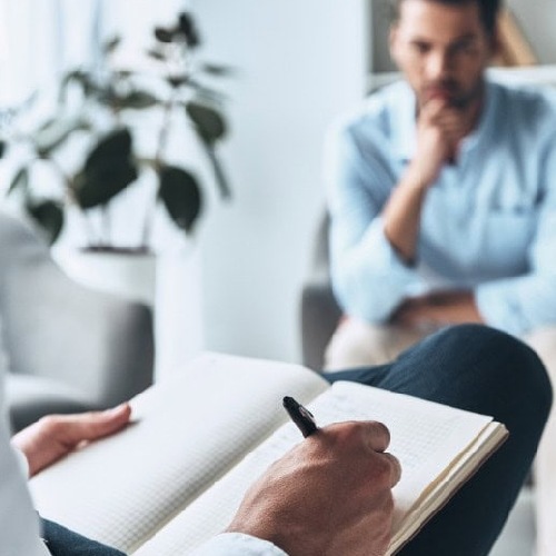 psicologo escribiendo en un cuaderno