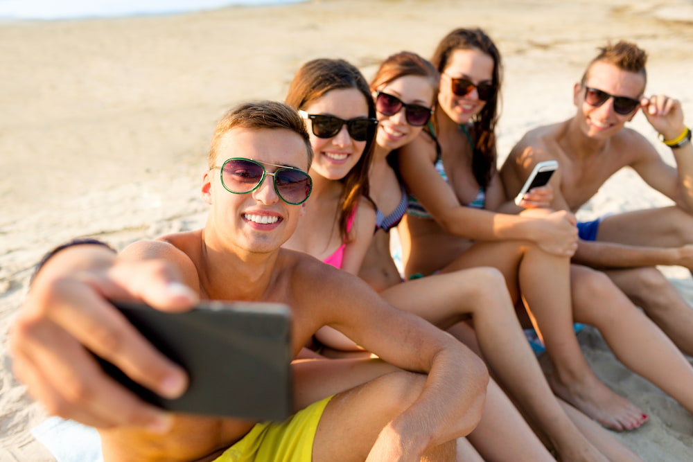 Jóvenes disfrutando en la playa de un día de verano
