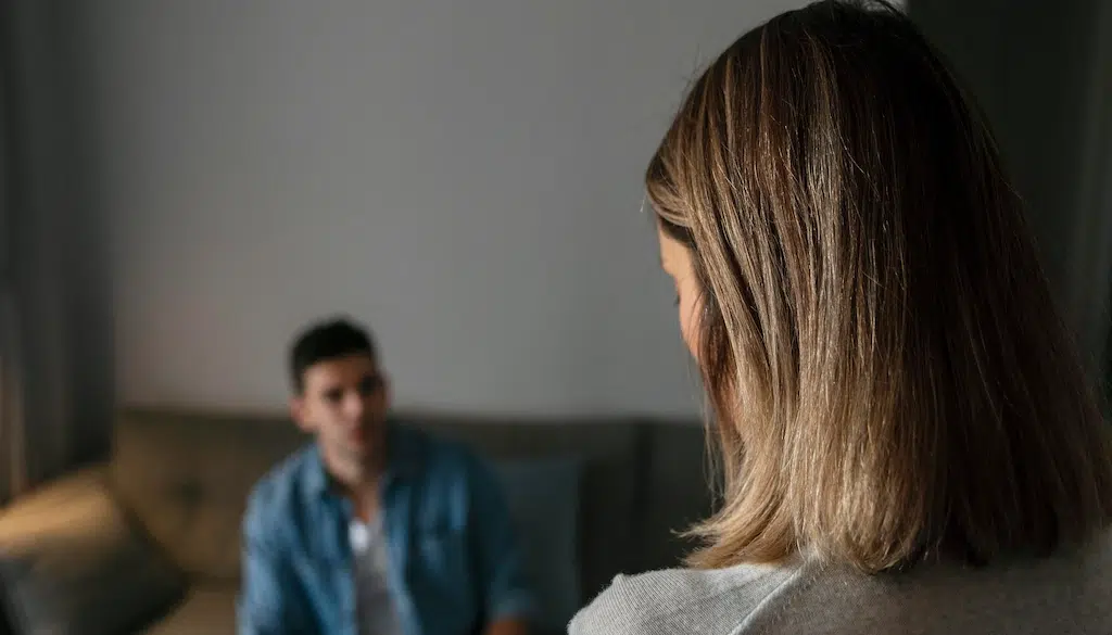 Mujer con vacío interno hablando con confianza con su marido